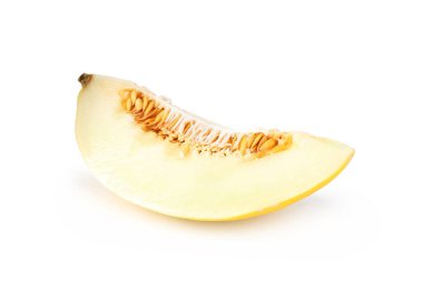 Olgun kavun dilimi beyaza izole edilmiş.
