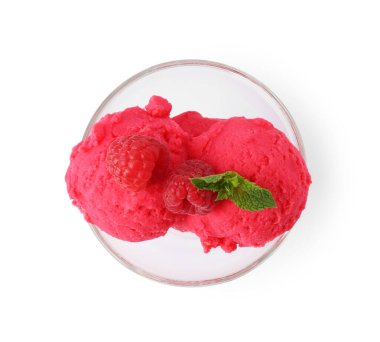 Lezzetli ahududu şerbeti, taze böğürtlen ve beyaza izole edilmiş nane şekeri.