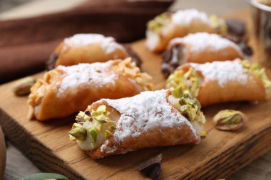 Ricotta peynirli, fıstıklı, fıstıklı, çikolatalı ve pudra şekerli nefis cannoli.