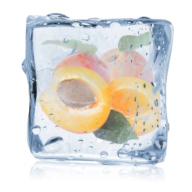 Buzun içindeki olgun kayısı meyveleri beyaza izole edilmiş. Donmuş yiyecekler