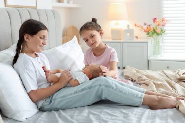 Evde yeni doğmuş bebekleri olan ablalar.