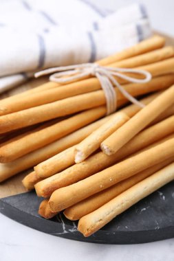 Lezzetli Grissini ışık masasına yapışıyor, yakın plan.