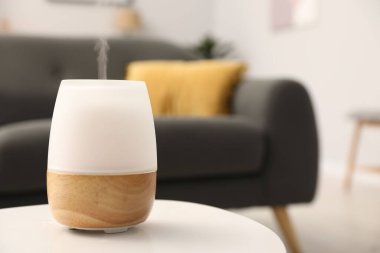 Beyaz masa içerisindeki modern aroma lambası. Metin için boşluk