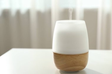 Modern aroma lambası açık masa üzerinde, yakın plan. Metin için boşluk