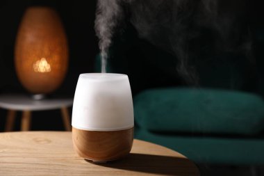 Ahşap masa üzerinde modern aroma lambası.
