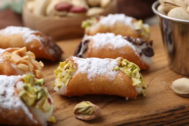 Ricotta peynirli, fıstıklı, fıstıklı, çikolatalı ve pudra şekerli nefis cannoli.