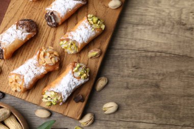 Ricotta peynirli, fıstıklı, fıstıklı, çikolatalı ve pudra şekerli nefis cannoli. Metin için boşluk