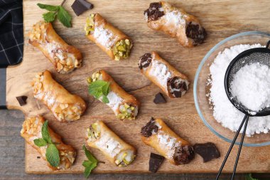Peynirli, fındıklı, çikolatalı, naneli ve pudra şekerli nefis cannoli.