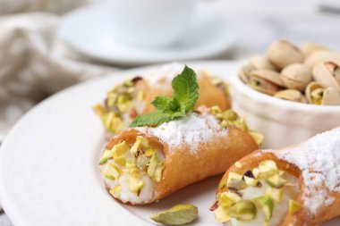 Peynirli, fıstıklı, pudra şekerli ve naneli nefis cannoli.