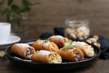Peynirli, fındıklı, pudra şekerli, çikolatalı ve naneli nefis cannoli.