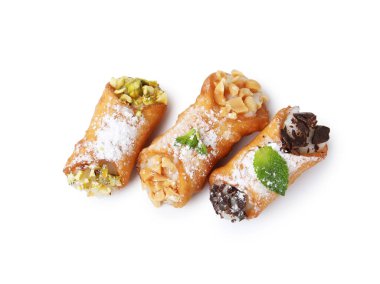 Peynirli, fındıklı, pudra şekerli, çikolatalı ve naneli nefis cannoli.