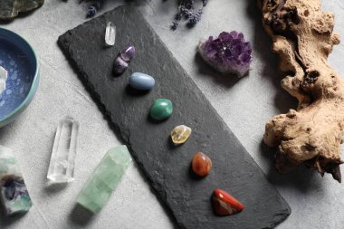 Çakra değerli taşları ışık masasında, düz yatıyordu.