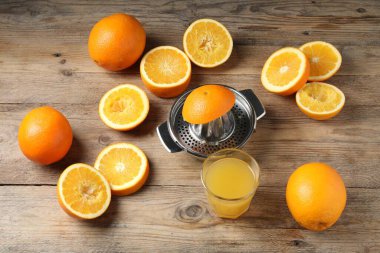 Taze sıkılmış portakal suyu, meyve suyu ve meyve sıkacağı.