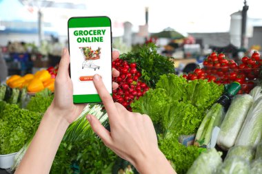 Yemek servisi. İnternetten alışveriş siparişi vermek için cep telefonu uygulaması kullanan bir adam.