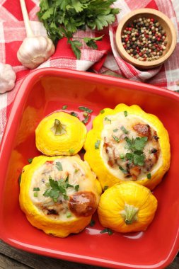 Hamur işi kabaklar ve baharatlar ahşap masada, düz yerde.