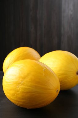 Tüm olgun karpuzlar siyah ahşap masada, yakın plan.