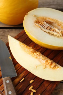 Kesilmiş ve olgunlaşmış karpuzlar ahşap masada, yakın plan