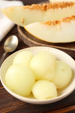 Ahşap masada olgun karpuzu kes, yakın plan.