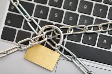 Siber güvenlik. Dizüstü bilgisayarı ve üst görüşü olan metal asma kilit.