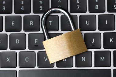 Siber güvenlik. Klavyede metal asma kilit, üst görünüm