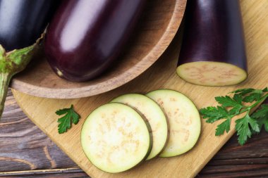 Tahta masada maydanozlu patlıcanlar var.