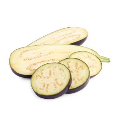 Beyaz üzerinde izole edilmiş taze patlıcan parçaları.