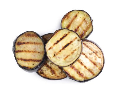 Izgara patlıcan dilimleri beyaza izole edilmiş, üst manzara