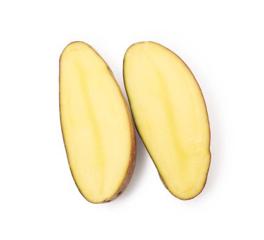 Taze patates parçaları beyaza izole edilmiş.