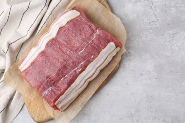 Gri masadaki çiğ et parçası, üst manzara. Metin için boşluk