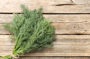 Ahşap masanın üstünde taze dereotları var. Metin için boşluk