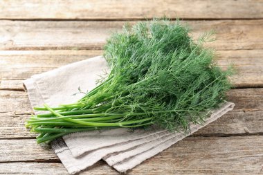 Ahşap masada taze dereotu var, yakın plan.