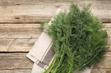 Ahşap masanın üstünde taze dereotları var. Metin için boşluk