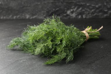 Siyah masada taze dereotu var, yakın plan.