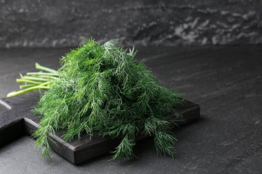 Siyah masada taze dereotları var, yakın plan. Metin için boşluk