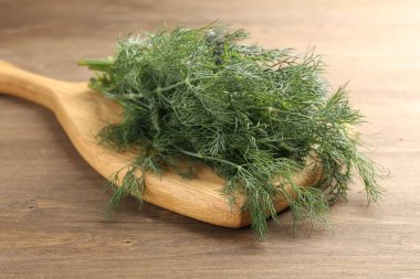 Ahşap masada taze dereotu var, yakın plan.