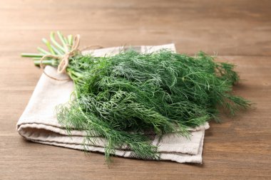 Ahşap masada taze dereotu var, yakın plan.