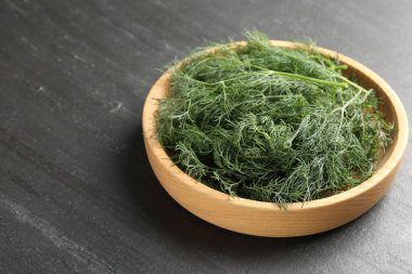 Siyah masada taze dereotu, yakın plan. Metin için boşluk