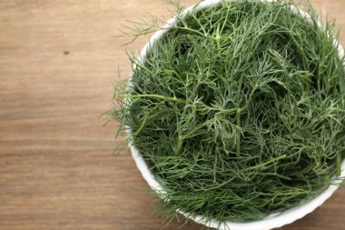 Tahta masada taze dereotlu kase, üst manzara. Metin için boşluk