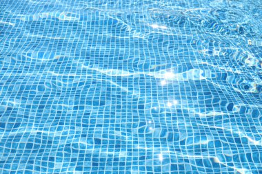 Arka planda temiz mavi su olan yüzme havuzu. Yaz tatili