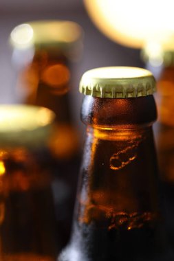 Bulanık gri arka planda bir şişe lezzetli bira, makro manzara.