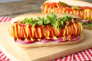 Sebzeli, hardallı ve ketçaplı lezzetli sosisliler, yakın plan.