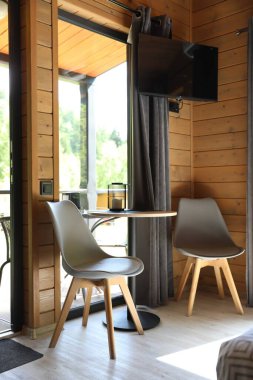 Masa ve sandalyeler şık bir otel odasında.