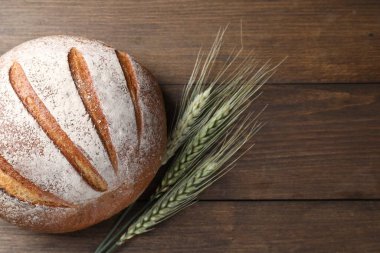 Taze ekmek ve tahta masada çivili yeşil buğday. Metin için boşluk