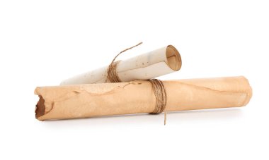 Beyaz üzerine izole edilmiş eski rulo kağıt parşömenleri