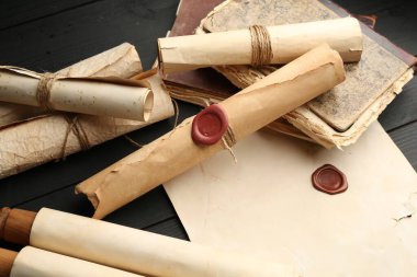 Birçok eski tomarlar siyah ahşap masada, yakın plan