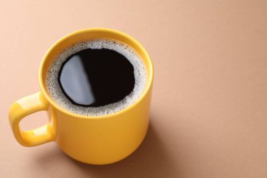 Bej arka planda, fincanda Aromatik kahve, yakın plan. Metin için boşluk