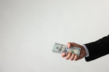 Arka planda dolar banknotları olan adam, yakın plan. Metin için boşluk