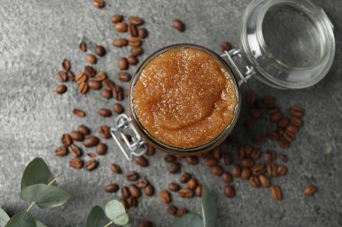 Cam kavanozda doğal vücut fırçası, kahve çekirdekleri ve okaliptüs dalları, düz uzanma.