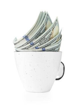 Beyaz bardakta izole edilmiş dolar banknotları