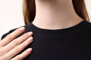 Işık arkaplanındaki kadının yakın görüntüsü